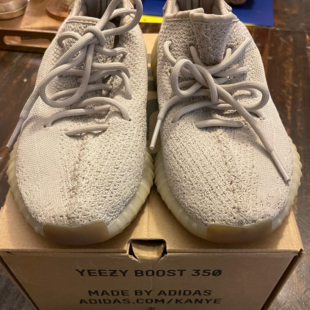 Yeezy light gray Tennis shoes like new